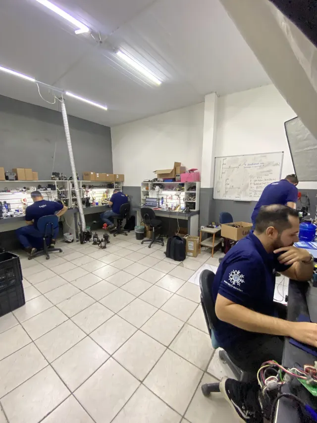 Laboratório da LawTeck com os técnicos nas bancadas de reparo