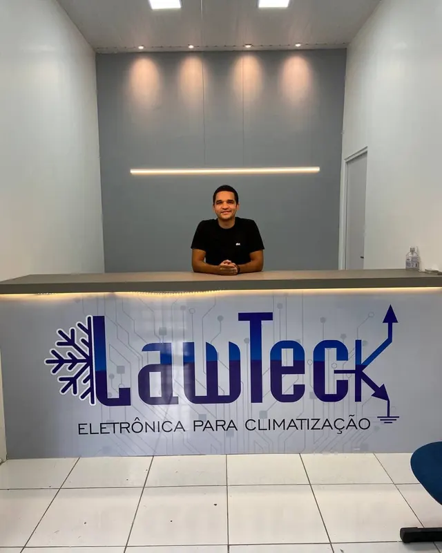 Recepção da loja LawTeck em Fortaleza, com o logo da empresa no balcão de atendimento